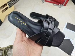 Zapatos de diseñador Zapatillas de mujer Sandalias de verano Sandalia plana Chanclas de lujo Charol clásico Sandalias de cuero mate Zapatos de playa de verano romanos casuales