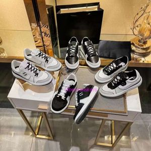 zapatillas de diseño zapatillas para mujeres 2023 canal plano delgado delgado transpirable deportes negros blancos blancos panda zapatillas a juego para mujeres