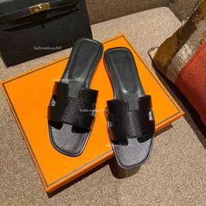 Chaussures de créateurs Sandales pour femmes Pantoufles en cuir véritable Mode Été Plage Sandale Dames Caoutchouc Classique Diapositives plates avec boîte d'origine 02