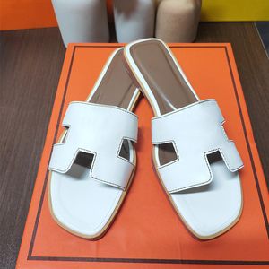 Chaussures de créateurs Femmes Pantoufles Luxurys Pantoufle noire Cuir Caoutchouc Appartements Sandales Chaussures de plage Mocassins Gear Bottoms Sliders