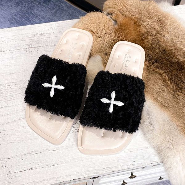 chaussures de créateurs Wu Xuanyi nouveau motif de croix de printemps pantoufles en peluche de mouton noir chaussures en peluche à semelle épaisse pour femmes x smfk WXMS