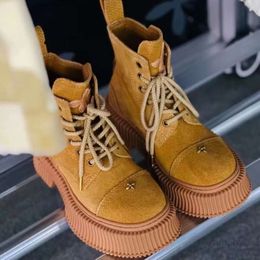 Zapatos de diseño Las mismas botas amarillas de suela gruesa de Wu Xuanyi Botas Martin de cuero Botas cortas con correa B XYDS SMFK estilo tierra baldía para mujer