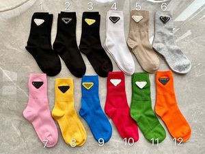 Designer Chaussettes courtes pour femmes fille 2021 Arrivée Mode Printemps Été P Lettre Imprimé Coton Chaussures Bonneterie Mi-mollet Longueur Chaussette Streetwear cadeaux