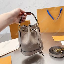 Designer axelväska Mode Crossbody-väskor Lyxiga handväskor Mini Pochette Vintage Handväska Läder Högkvalitativ plånbokshink Pochettes String Handväska Bokstäver
