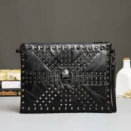 Bolsos de hombro de diseñador Embrague para hombre Elementos punk Bolsa de mensajero de lujo Patrón de calavera Bolso de mano Bolso de mano Remaches de moda Monedero de hombre Cuero suave Cuerpo cruzado Cool HBP