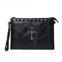 Sacs à bandoulière de créateurs Sac de messager de luxe pour hommes Pochette en cuir souple à la mode Sac à enveloppe en métal Croix Éléments Punk Rivet portable Longueur de la sangle réglable HBP