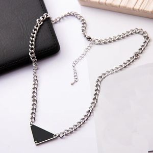 Designer Sier Hommes Femmes Triangle Mot Maternel Nouveau Punk Hommes Émail Cool Street Dames Tendance Pendentif Collier Femmes Chaîne Bijoux ZB011 F23