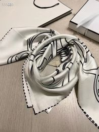 Diseñador Bufanda de cabeza de seda Letra vintage Impresión de borde versátiles Decoración de banda de cabello para mujeres bufandas de seda largas cuatro estaciones de estilo de estilo