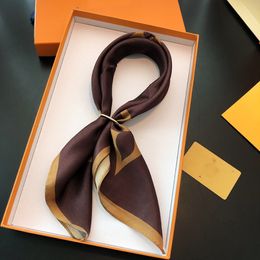 Foulard en soie de créateur classique surdimensionné logo imprimé floral bandeau femmes hommes mode long sac à poignée foulards Paris tête bague de luxe foulard carré noir rose marron 50 cm