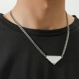 Designer Argent Couleur Mens Collier Femmes Triangle Lettres Amour Tendance Punk Hommes Émail Cool Street Femmes Pendentifs Colliers Dames Chaînes Belle Jadior Homme K3