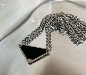 Designer Argent Couleur Mens Collier Femmes Triangle Lettres Tendance Punk Émail Cool Street Femmes Pendentifs Colliers Dames Chaînes Bijoux De Luxe