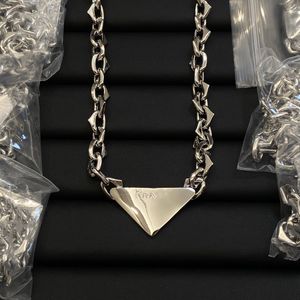 Designer Argent Couleur Prad Collier Femmes Hommes Triangle Lettres punk Émail Cool Street Femme Pendentifs Colliers Bijoux De Luxe 43545