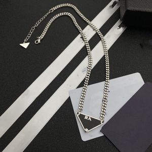 Designer Argent Couleur Prad Collier Femmes Hommes Triangle Lettres punk Émail Cool Street Femme Pendentifs Colliers Bijoux De Luxe 3434