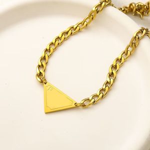 Collier pour hommes de couleur argentée de la créatrice des lettres triangulaires pour femmes aime la mode punk masculin en émail cool street collier de la chaîne de cheveux pour femmes.