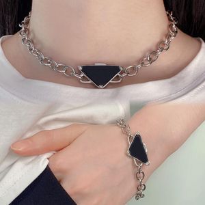 Designer Silver Collier Bracelet Ensembles de bijoux pour hommes femmes lettres triangulaires amour à la mode punk hommes émail cool rue femmes pendentifs colliers dames chaînes