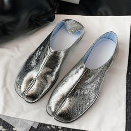 Designer Silver Tabi Ninja appartements femmes éclatement de motif en cuir en cuir toe mocassins chaussures femelles trotteurs de porc modes 240509