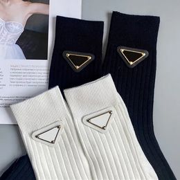 Diseñador Carta simple Algodón de alta calidad Calcetines de tendencia de la calle europea americana Calcetines para hombres y mujeres Calcetines transpirables en tubo para parejas