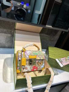 Chaîne d'épaule de concepteur Sac crossbody Sac Bamboo Handle Fleur Patter de fleur Moonlight Treasure Box petite boîte.