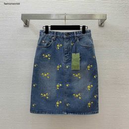 Designer rok Damesjurk merkrokken mode-logo Zomervrouw denimjurken met hoge taille dames reizen Gele bloem borduurdecoratie 26 maart