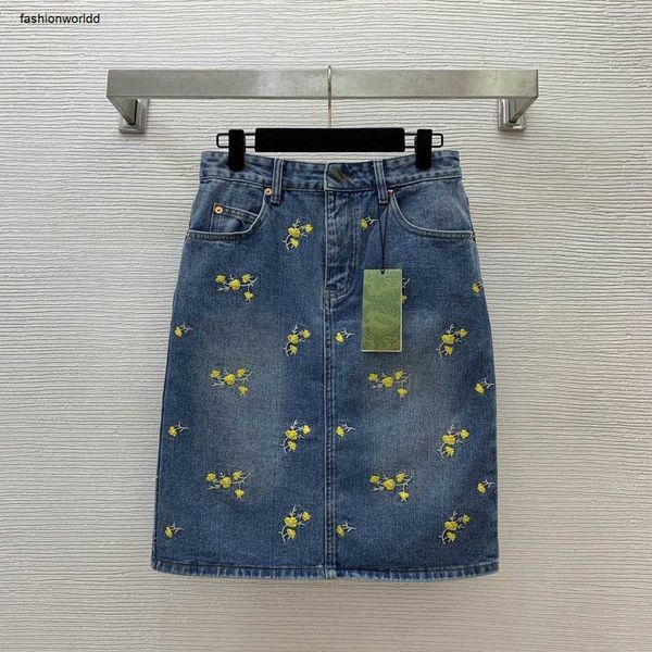 Jupe de créateur Femmes robe marque jupes logo de mode été femme taille haute robes en jean femmes voyage décoration de broderie de fleurs jaunes 26 mars