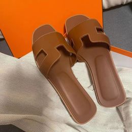 Sandales de créateurs de femmes Luxury Lady en cuir pantoufles tongs à tongs en caoutchouc sandales de mode glissements d'été chaussures de plage mobile pantoufles de bas de gants avec boîte