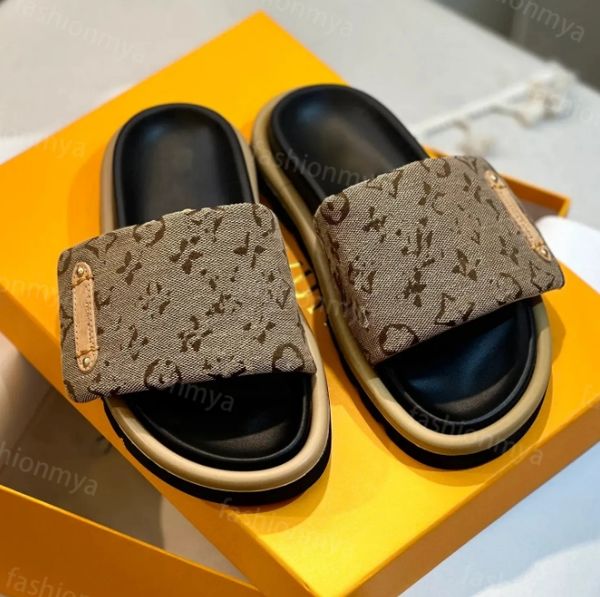 Diseñador Sliders Zapatillas Mujeres Hombres Piscina Almohada Diapositivas Moda Impresiones clásicas En relieve Flat Comfort Mules Sandalias de verano Zapatos de playa