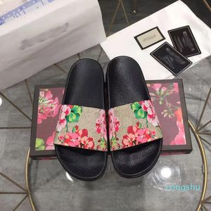 Diapositivas de diseñador para hombre Zapatillas de mujer Sandalias de verano Tobogán de playa Plataforma plana Damas Sandali Baño Zapatos para el hogar Chanclas Caja a rayas