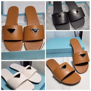  Diapositivas de diseñador Zapatillas planas con punta abierta para mujer Diamante Hebilla de metal Zapatillas casuales Triángulo genuino Cuero Moda de playa Zapatillas de marca de verano 2023