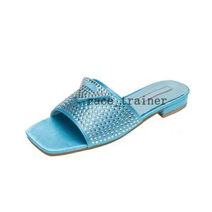 Diapositivas de diseñador Scuffs Mujeres Tela bordada Zapatillas de cristal Sandalias de diapositivas metálicas Carta de lujo Breve sandalia Triángulo Tacones gruesos Moda 3.7 06