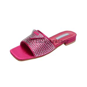 Diapositivas de diseñador Scuffs Mujeres Tela bordada Zapatillas de cristal Sandalias de diapositivas metálicas Carta de lujo Breve sandalia Triángulo Tacones gruesos Moda 3.7 04