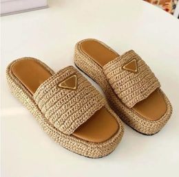 Designer Slides Triangle Paille Weave Slipper Sandal Crochet Plate-forme Slip-Style Sandales Été Talon plat Casual Tongs Piscine extérieure Sliders Sandales de plage