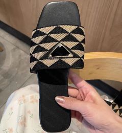 Designer glisses Femmes Broidered Tissu Slippers Metallic Sandals Sandals Femme Triangle de sandale de luxe Talons grosses Fi Summer Beach Low Heel Chaussures Y2Ml #