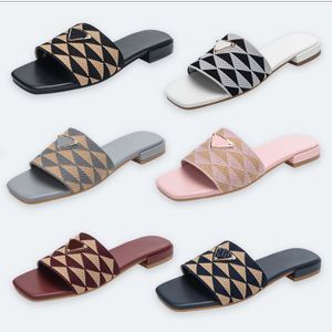 Designer Slippers Dames Geborduurde Stoffen Slippers Metallic Glijsandalen Luxe Letter P Sandaal Driehoek Dikke Hakken Mode Zomer Strand Lage Hak Schoenmaat 36-42