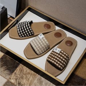 Diapositivas de diseñador Woody Mules Sandalias planas Zapatillas bordadas Mujeres Carta Tela Flip Flop Zapatilla Sandalia de verano Diapositiva de playa Mujer Zapatos de tacón bajo al aire libre