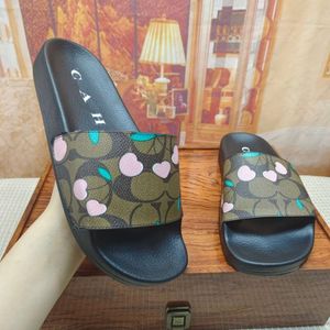 Designer Slipper Coache Vietnam Cambodja Nigeria Heren en dames slippers zomer schattige roze kersenprint platte bodem slippers 2024