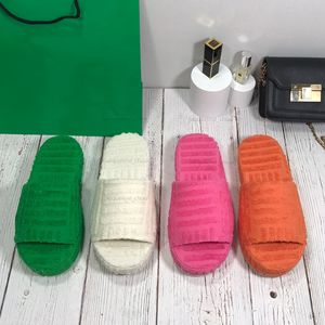 Zapatilla de diseñador para mujer Sandalias de plataforma Toboganes de torre engrosada Zapatillas esponjosas Tela Piel de caucho Algodón Hierba Verde Deslizadores de fondo grueso Zapatos con caja