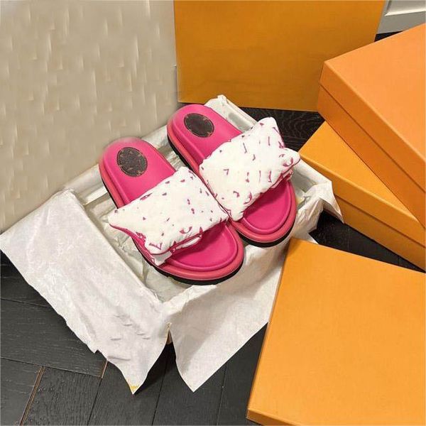 Zapatilla de diseñador Sandalia de lujo Hombres Mujeres Zapatos Piscina Almohada Confort Mulas en relieve Cobre Triple Negro Rosa Marfil Verano Moda Diapositivas Playa Zapatillas I01