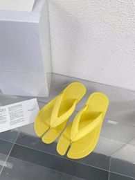 Designer Slipper Margiela Tabi Flip flop pour femmes Sandal Flats MM Slippers Sandals Sandals Maison Mule en cuir 35-40box