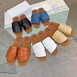 Designer Slipper sandaal platte bodem rechte lijn sandalen voor dames bovenkleding nieuwe veelzijdige en niet -slip modieuze strandsandalen voor lente 2024