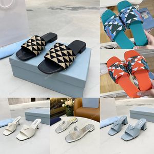 Ontwerper Slipper Driehoek Stof Bedrukte Slipper Borduurwerk Vrouwen Slippers Zomer Strand Sandalen Platte Slides Mid-Heel Slides Lady Flip Flops Size35-43