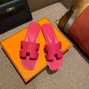 Designer slipper vrouwen 2023 nieuwe mode sandaal slides flt muilezel rubber bruin zwart wit roze sandlas dames kantoor outdoor loafers wedge slider schoenen
