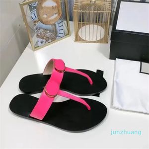 Zapatillas de diseñador Sandalias de cuero negro Zapatillas de playa clásicas resistentes al desgaste Chanclas de fondo plano de moda