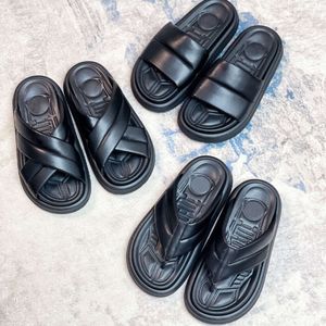 Designer glissades de croix de croix hommes sandales pantoufles en cuir en relief à bout ouvert à bout de chaussures tongs des tongs estivaux Chaussures de plage confortables avec boîte 558
