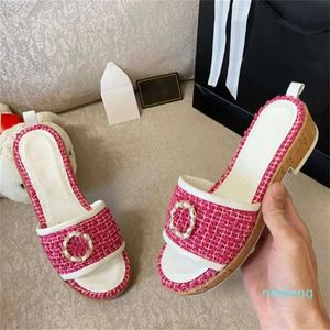 Diseñador -Zapatillas de cuero de becerro de cristal Zapatos casuales Sandalias de mujer Zapato de plataforma de diapositivas Zapatilla de playa de verano Sandalia deslizante