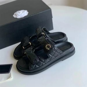 Zapatillas de diseñador Sandalias de papá Media mujer Zapatillas planas Gancho Loop Sandalias de playa Piel de ganado Zapatillas casuales de verano