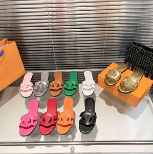 Designer Slippers Favoriete eenvoudige import Glides Zuur Clogs Dames Afdichting Holle rug V-vormige klassieke schoenen Portabiliteit