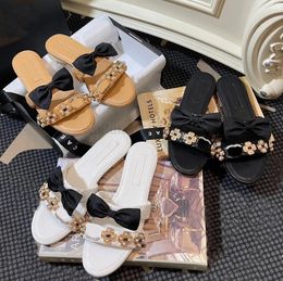 Designer Slippers for Women Coux de luxe Logo Bowtie Pearl Sides Sandales Fashion Charme Bohemian Bohemian Style Bas Talons habillés Chaussures