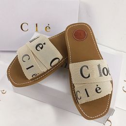 Designer pantoffels voor dames Woody sandalen Stof canvas letters Luxe merk dia's Platte sandalen Comfortabele trendy Modieuze open teen zandslipper voor buiten
