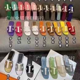 Pantoufles de créateurs Sandales à une ligne haut de gamme avec fond plat pour femmes 2024 Nouveaux vêtements d'extérieur d'été Lettre de mouton Modèle Chaussures de plage à talons