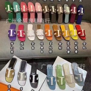 Designer Slippers High-end één-lijn sandalen met dames platte bodem 2024 nieuwe zomer bovenkleding letter schapenpatroon strandschoenen met hakken